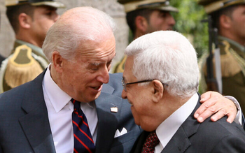 Le vice-président américain Joseph Biden avec le président de l'Autorité palestinienne Mahmoud Abbas avant leur réunion à Ramallah, en Cisjordanie, le 10 mars 2010.