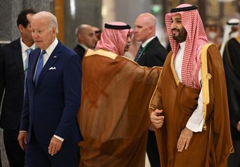 Le président américain Joe Biden (G) et le prince héritier saoudien Mohammed bin Salman (D) à Jeddah, en Arabie saoudite, le 16 juillet 2022.
