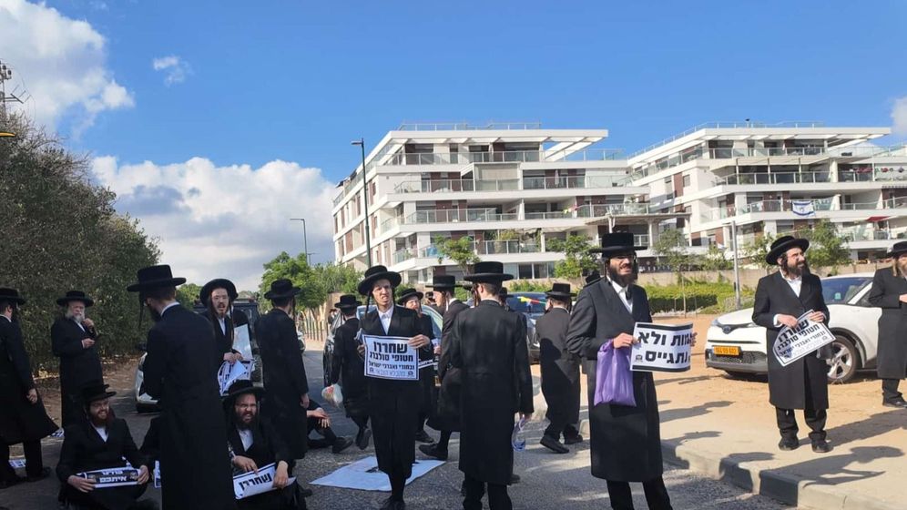 חרדים קיצוניים חסמו את הכניסה לכלא הצבאי בבית ליד, 22.6.26
