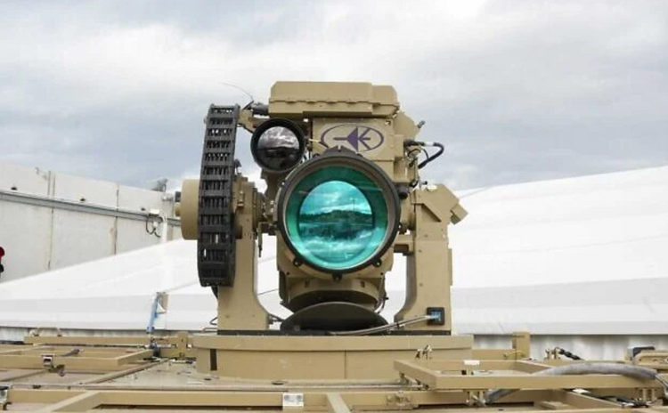 Le premier système opérationnel de défense aérienne laser à haute puissance Iron Beam de Tsahal, présenté lors d’une cérémonie de remise à l’usine de Rafael Advanced Defense Systems, le 28 décembre 2025. 
