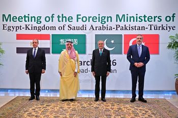 في هذه الصورة التي نشرتها وزارة الخارجية الباكستانية، من اليسار، وزير الخارجية المصري بدر عبد العاطي، ووزير الخارجية السعودي الأمير فيصل بن فرحان آل سعود، ووزير الخارجية الباكستاني إسحاق دار، ووزير الخارجية التركي هاكان فيدان، يقفون لالتقاط صورة قبل اجتماعهم لمناقشة الحرب مع إيران، في إسلام آباد، باكستان، يوم الأحد 29 مارس 2026.