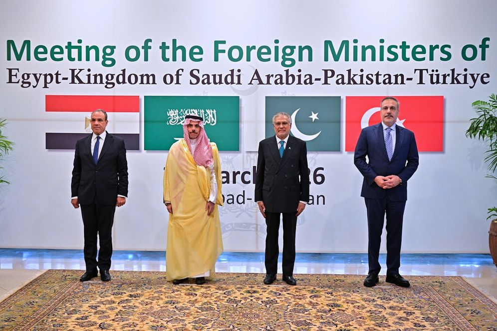 في هذه الصورة التي نشرتها وزارة الخارجية الباكستانية، من اليسار، وزير الخارجية المصري بدر عبد العاطي، ووزير الخارجية السعودي الأمير فيصل بن فرحان آل سعود، ووزير الخارجية الباكستاني إسحاق دار، ووزير الخارجية التركي هاكان فيدان، يقفون لالتقاط صورة قبل اجتماعهم لمناقشة الحرب مع إيران، في إسلام آباد، باكستان، يوم الأحد 29 مارس 2026.