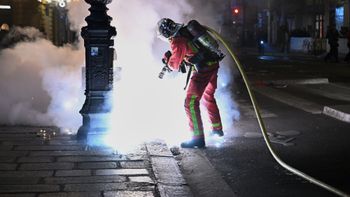 حريق اندلع خلال أعمال الشغب في فرنسا، في وقت سابق هذا الأسبوع
