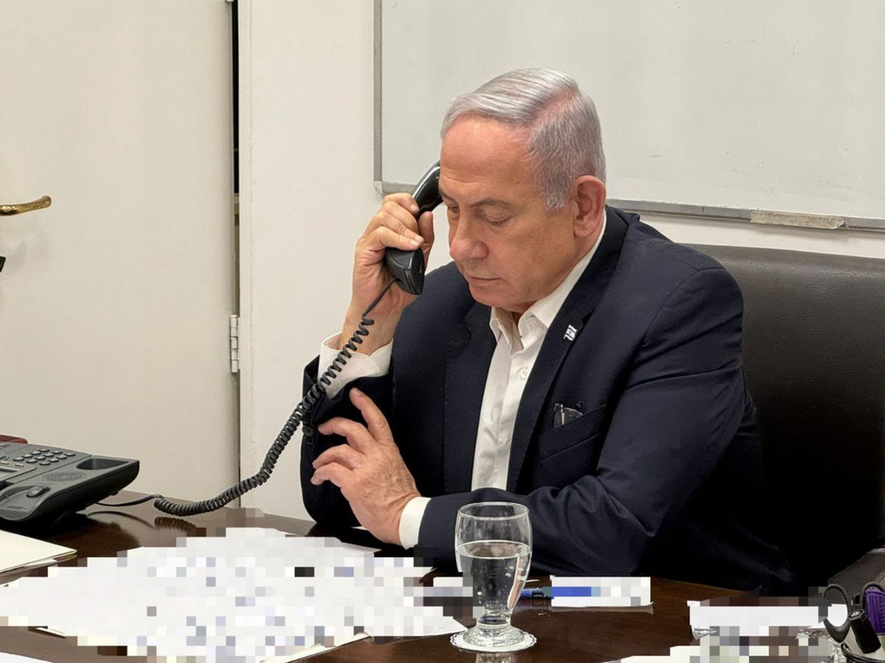 Benjamin Netanyahu on the phone after Iranian attack, April 14 2014