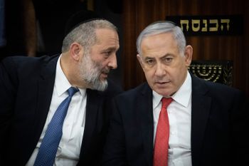 Aryeh Deri et Benjamin Netanyahou à la Knesset, à Jérusalem