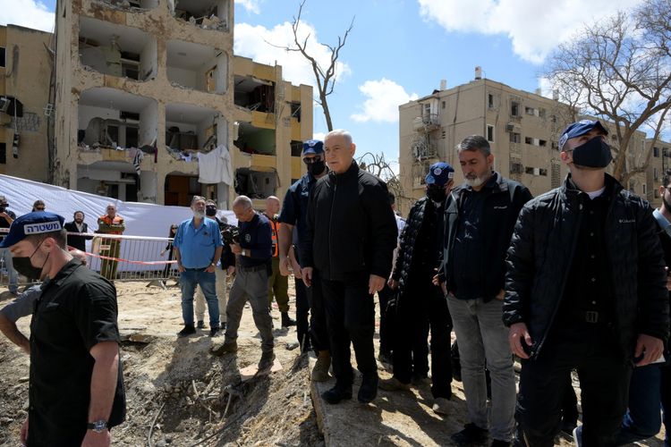 Prime Minister Benjamin Netanyahu at the scene of the crash in Arad