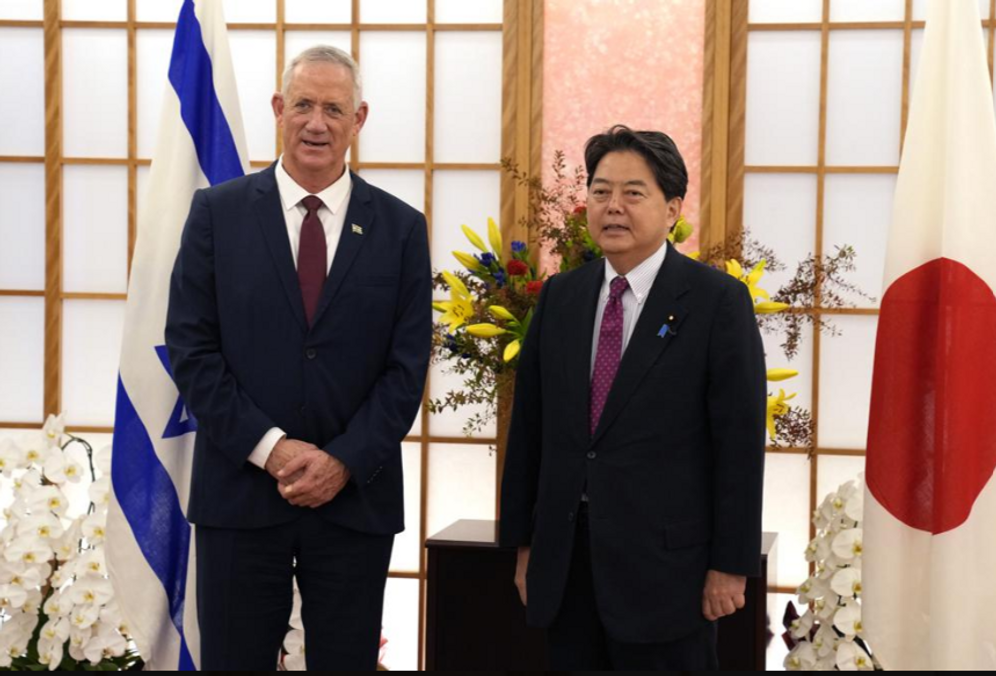 Le ministre israélien de la Défense Benny Gantz  et le ministre japonais des Affaires étrangères Yoshimasa Hayashi avant leur réunion bilatérale au ministère des Affaires étrangères à Tokyo, mardi 30 août 2022.