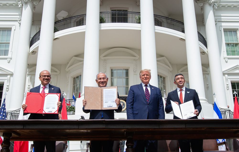 Le ministre des AE de Bahreïn, Abdullatif al-Zayani, le PM israélien, Benyamin Netanyahou, le président américain, Donald Trump, et le ministre des AE des EAU, Abdullah bin Zayed Al-Nahyan,  à la Maison Blanche, le 15 septembre 2020.