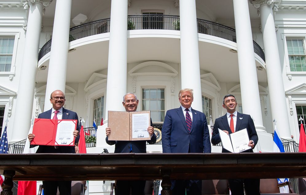 (L-R) Bahrain FM Abdullatif al-Zayani, Israeli PM Benjamin Netanyahu, US President Donald Trump, and UAE FM Abdullah bin Zayed Al-Nahyan hold up documents after signing the Abraham Accords at the White House, in Washington DC, on Sep. 15, 2020.