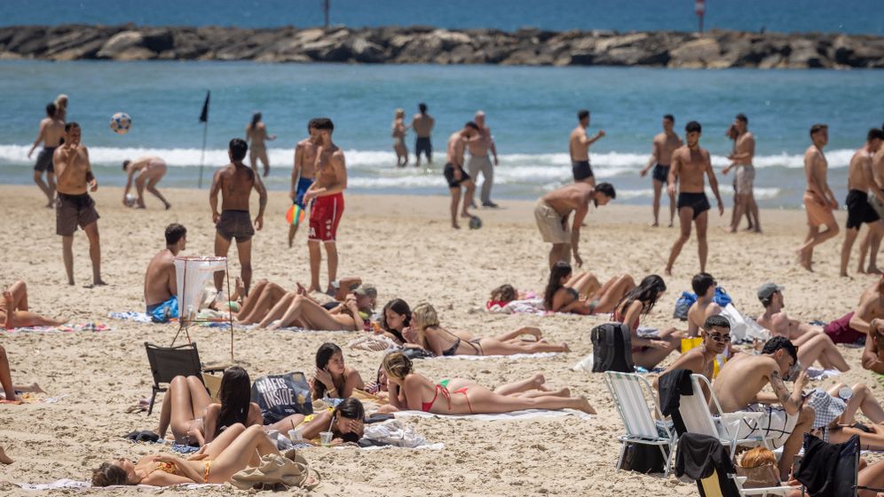 אנשים בחוף הים בתל אביב, אילוסטרציה (למצולמים אין קשר לנאמר בכתבה)