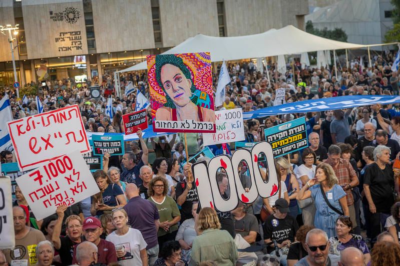 Des milliers d'Israéliens sur la place des Otages pour marquer le 1 000e jour depuis le 7 Octobre