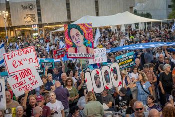 Des milliers d'Israéliens sur la Place des Otages à Tel Aviv pour marquer le 1 000e jour depuis le 7 Octobre, le 02.07.2026