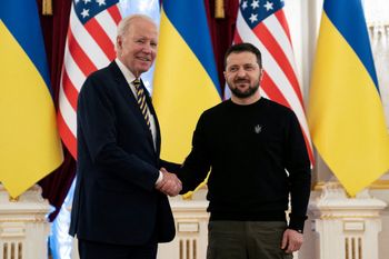 Le président américain Joe Biden serre la main du président ukrainien Volodymyr Zelensky au palais Mariinsky à Kiev, le 20 février 2023.