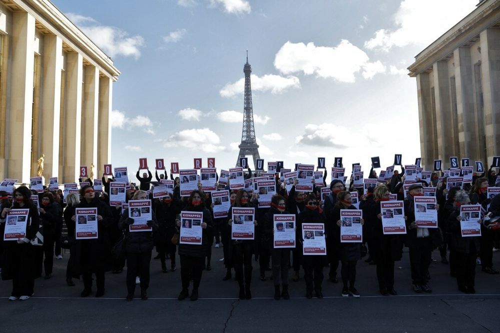 Des personnes participent à un rassemblement pour demander la libération des 240 personnes retenues en otage par le Hamas à Gaza, à Paris, le 7 novembre 2023.
