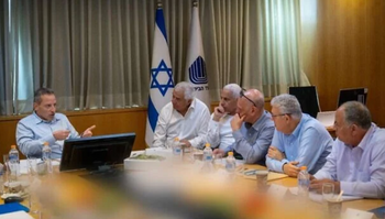 Le directeur général du ministère de la Défense, Amir Baram (à gauche), lors d’une réunion avec les dirigeants des principales entreprises de défense israéliennes, le 29 avril 2026. 