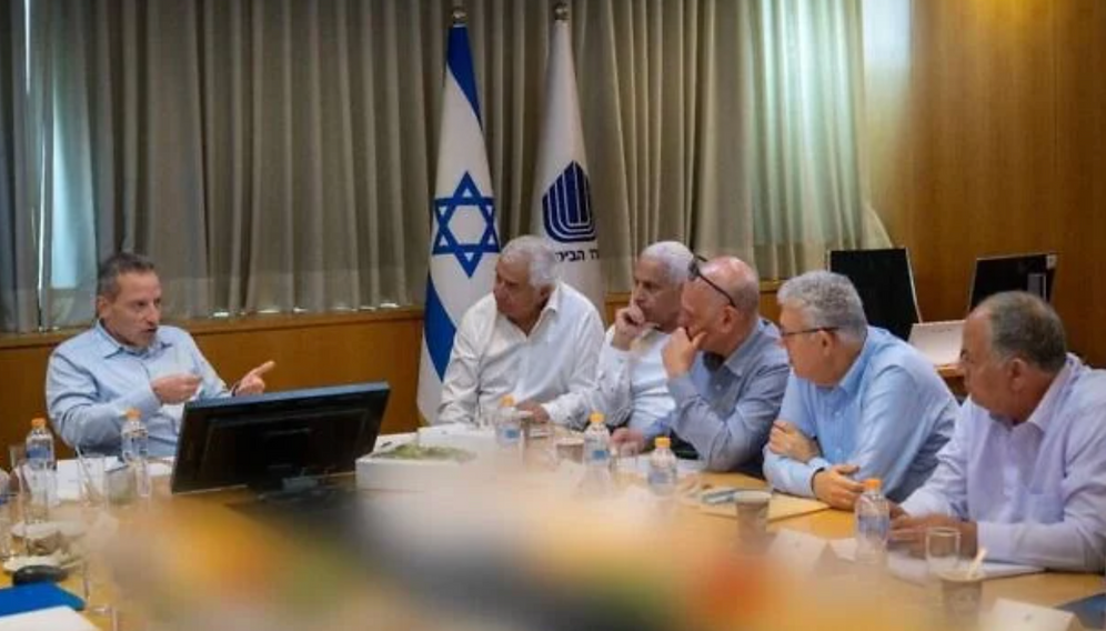 Le directeur général du ministère de la Défense, Amir Baram (à gauche), lors d’une réunion avec les dirigeants des principales entreprises de défense israéliennes, le 29 avril 2026. 