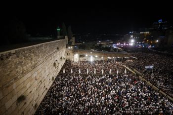 Des personnes prient pour les Selichot, au Mur occidental dans la vieille ville de Jérusalem, le 24 septembre 2023