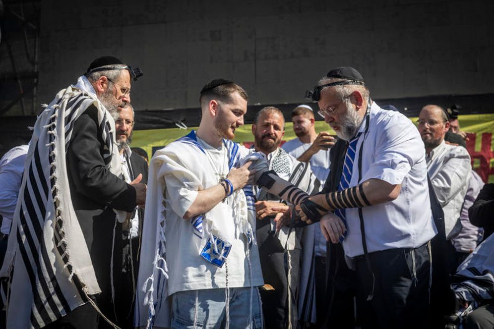 Bar Kuperstein met les tefilin sur la place des otages 