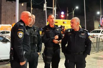 Le chef de la police de Jérusalem (centre) sur les lieux de la tentative d'attentat