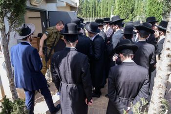 Ultra-orthodoxes dans une base d'admission de Tsahal