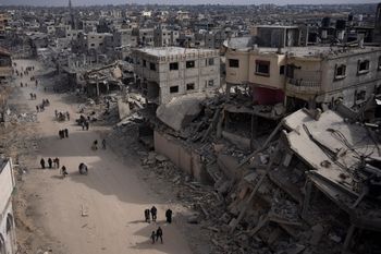 Des Palestiniens marchent au milieu de Khan Younès, dans le sud de la bande de Gaza, le lundi 8 avril 2024
