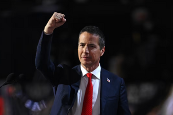 Le sénateur Bernie Moreno 
