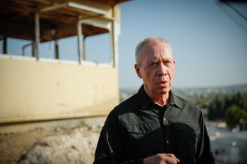Le ministre israélien de la Défense Yoav Galant en visite sur une base militaire près de la ville de Jénine en Cisjordanie, le 4 juillet 2023