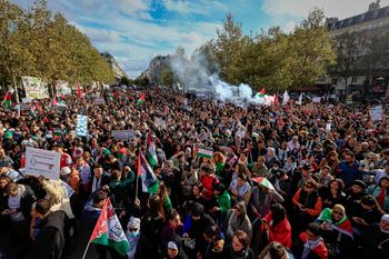 متظاهرون يشاركون خلال مظاهرة نظمتها “التجمع الوطني من أجل سلام عادل ودائم بين الفلسطينيين والإسرائيليين” في باريس، في 22 أكتوبر 2023