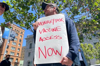 Pancarte demandant un accès accru au vaccin contre la variole du singe lors d'une manifestation à San Francisco, le 18 juillet 2022