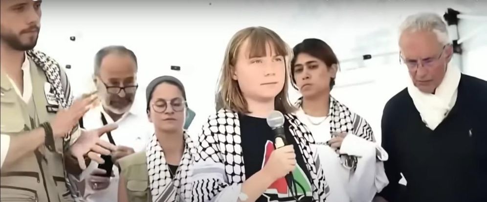 Zaher Birawi, responsable du secteur Hamas de l'APCP au Royaume-Uni, derrière les dirigeants de la flottille (deuxième à partir de la gauche)