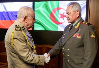 وزير الدفاع الروسي سيرغي شويغو، على اليمين، يصافح رئيس أركان الجيش الوطني الشعبي الجزائري، جنرال الجيش سعيد شنقريحة في موسكو.