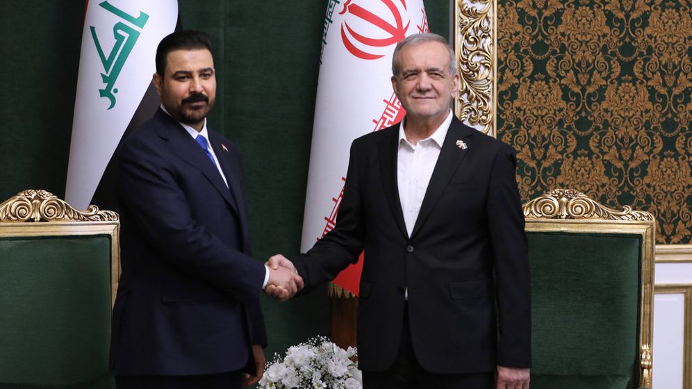 Iranian Presidency Office via AP Le président iranien Massoud Pezeshkian (à droite) et le Premier ministre irakien Ali al-Zaidi