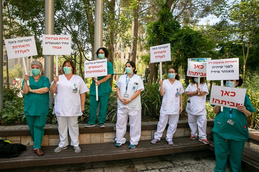 Des infirmières du centre médical Hadassah protestent contre leurs conditions de travail à Jérusalem le 20 juillet 2020