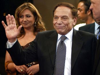 ملف - في هذه الصورة الأرشيفية ليوم الأحد، 11 تشرين الثاني (نوفمبر) 2005، الممثل السينمائي والكوميدي المصري عادل إمام، على اليمين، يسير مع الممثلة المصرية ليلى علوي، على اليسار، خلال حفل استقبال السجادة الحمراء لمهرجان دبي السينمائي الدولي الثاني في دبي