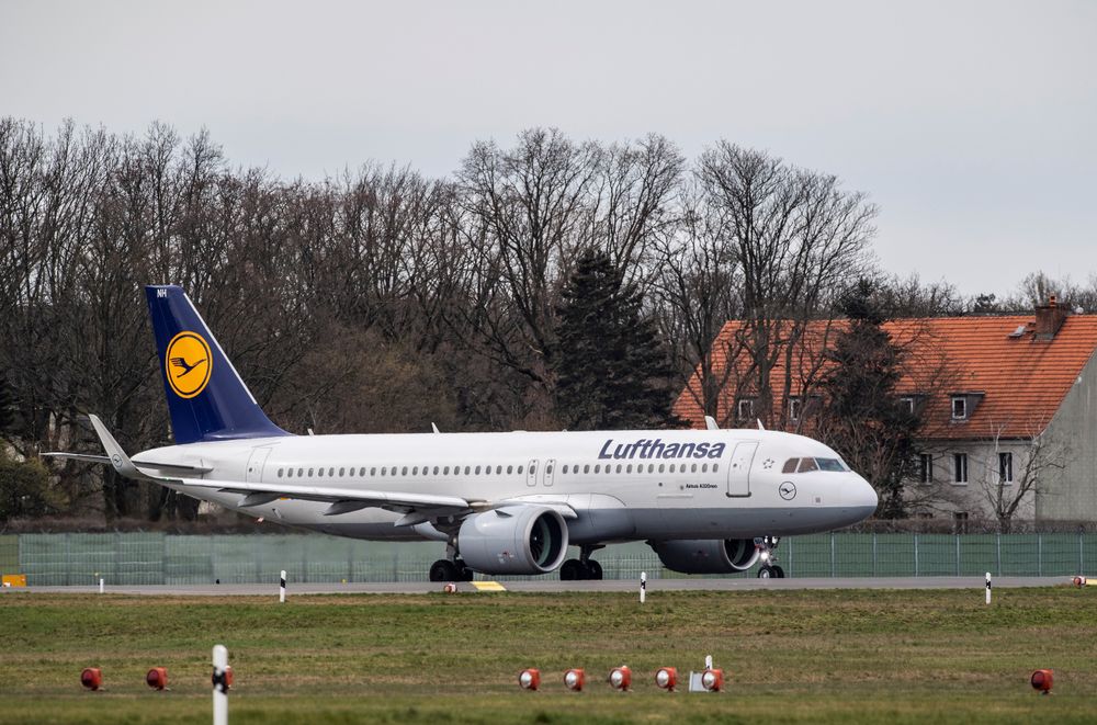 Un Airbus de Lufthansa se prépare à décoller de l'aéroport Tegel de Berlin le 30 mars 2020