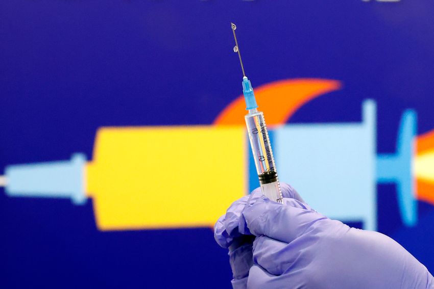 Une dose du vaccin Pfizer-BioNtech Covid-19 dans un grand centre de vaccination ouvert par la municipalité de Tel Aviv-Yafo et le centre médical de Tel Aviv Sourasky le 31 décembre 2020 dans la ville côtière israélienne
