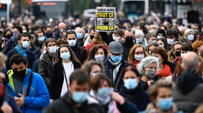 Des milliers de personnes étaient rassemblées dimanche sur la place de la République à Paris pour rendre hommage à Samuel Paty,