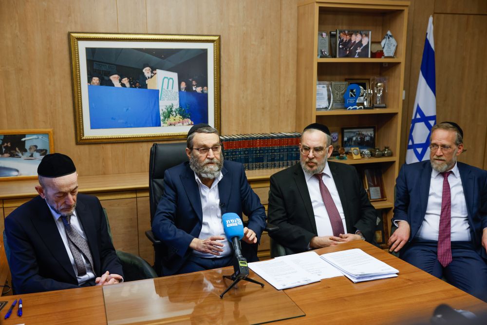 Moshe Gafni e membros do Degel HaTorah participam de uma reunião de facção no Knesset, o parlamento israelense em Jerusalém.