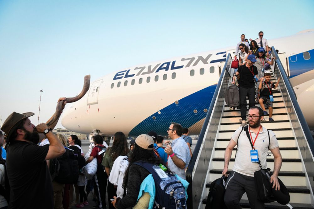 De nouveaux immigrants d'Amérique du Nord arrivent à bord d'un " vol Aliyah " organisé par Nefesh B'Nefesh, à l'aéroport Ben Gourion, en Israël, le 14 août 2019.