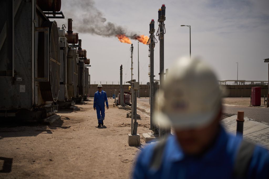 US sanctions dozens of entities, individuals over Iran military and oil networks