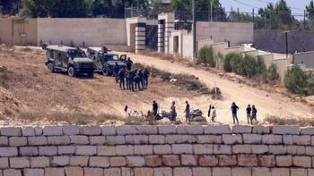 IDF, accompanied by settlers, surrounds the besieged house in the village of Qusra