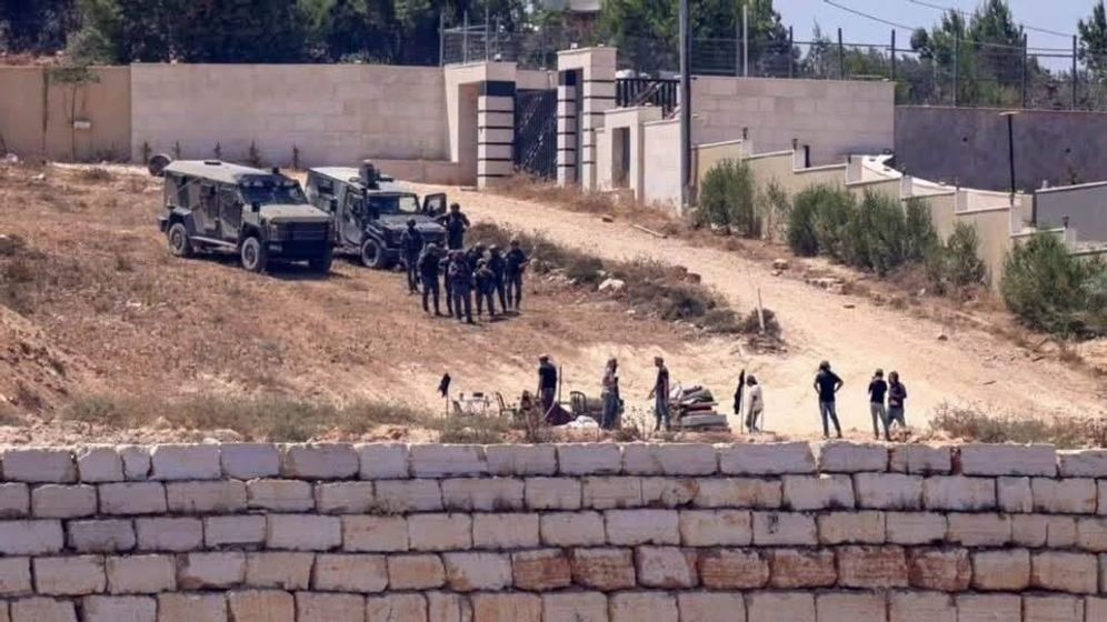 IDF, accompanied by settlers, surrounds the besieged house in the village of Qusra