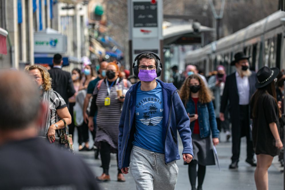 Olivier Fitoussi/Flash90 People walk in Jerusalem on March 21, 2021.