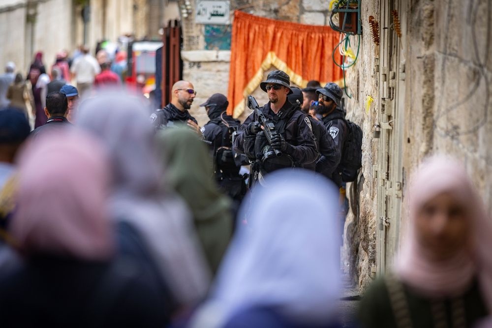Des policiers israéliens dans la vieille ville de Jérusalem, lors de la prière du vendredi du mois sacré musulman du Ramadan, le 22 avril 2022