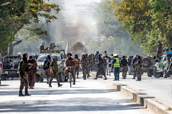 مقاتلو طالبان يقفون في حراسة موقع الانفجار ، بالقرب من مسجد ، في كابول ، أفغانستان ، الجمعة ، 23 سبتمبر ، 2022.