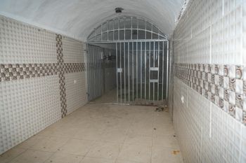 بوابات ذات قضبان معدنية تغلق غرفة تحولت إلى سجن حيث يقول الجيش الإسرائيلي إن الرهائن الإسرائيليين كانوا محتجزين داخل نفق أسفل خان يونس بغزة.