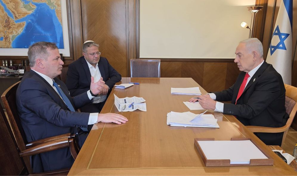 Benjamin Netanyahou avec le ministre de l'Education Yoav Kish et Itamar Ben Gvir