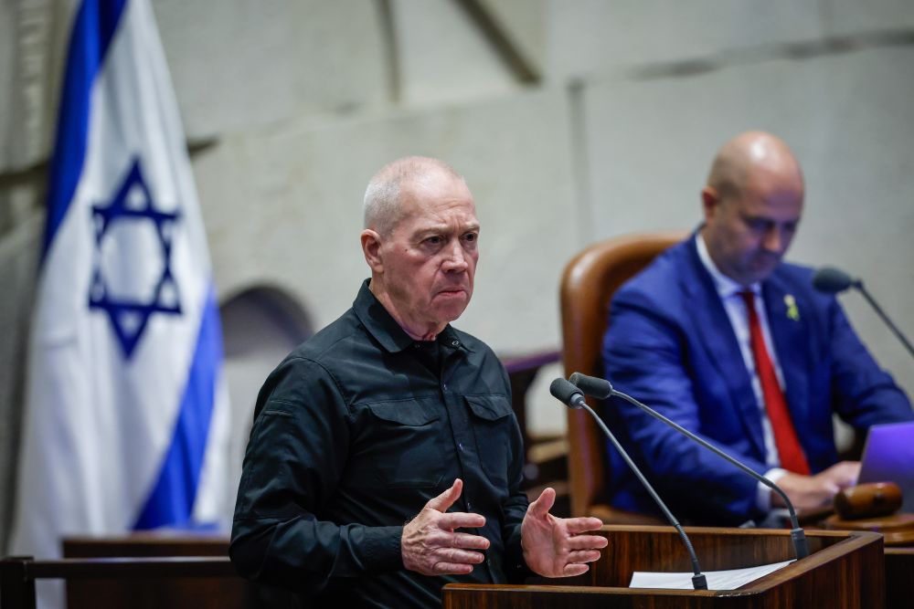 O ministro da Defesa israelense, Yoav Gallant, participa de uma sessão da assembleia no salão plenário do Knesset, o parlamento israelense em Jerusalém