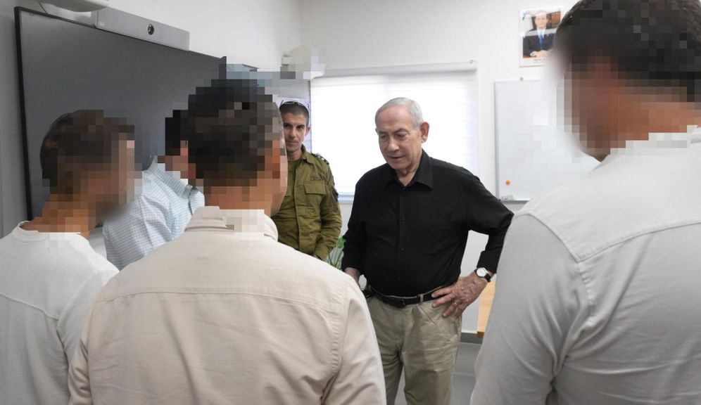 Amos Ben-Gershom/GPO Benjamin Netanyahou rencontre les agents du Shin Bet ayant capturé un haut responsable du Hamas