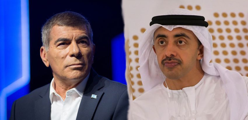 Le ministre israélien des Affaires étrangères Gabi Ashkenazi et son homologue émirati Abdallah ben Zayed